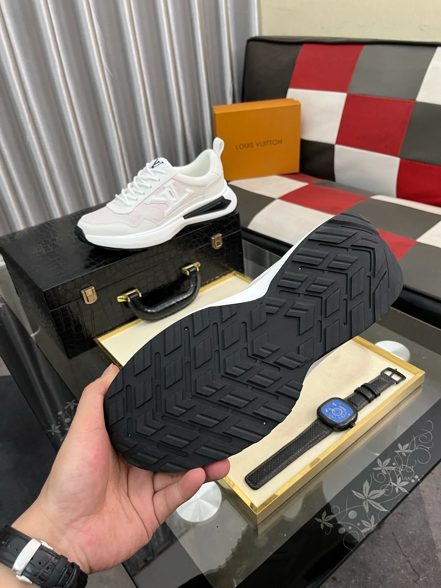 Men's shoes 💰458⌚️⌚️【LOUlS VUlTTON】Louis Vuitton ~ unique and casual style. LV counter purchasing 🏃casual shoes😍😍 Men's 2022 counters are on sale simultaneously, Italian imported brands select first-layer Italian cowhide. 🐑Sheepskin lining (refuses to discolor and rub feet) Sole: Original sole specially provided by the original factory 🎬Better in kind Size number: 38-443️⃣Colors available